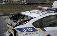 У Києві вантажівка на швидкості протаранила поліцейський Prius, патрульного-водія шпиталізували (фото)