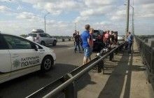 У Дніпрі водій престижної іномарки відкрив стрілянину по машині з вагітною жінкою і дитиною (фото, відео)