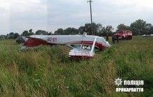 На Прикарпатті приватний літак перекинувся при аварійній посадці, постраждало троє людей