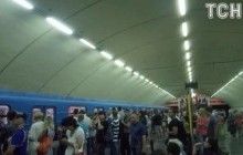 В Киеве на красной ветке метро сломался поезд - закрывали две станции (фото)