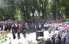 У Києві на Володимирській гірці вже зібралось близько 6 тисяч вірян (фото)