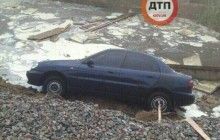 Последствия непогоды: в Киеве автомобили ушли под землю (фото, видео)