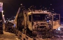 На столичній Куренівці вночі зайнявся сміттєвоз з газовими балонами всередині (відео)