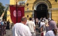 Сотні вірян зібралися біля Володимирського собору помолитися за мир в Україні (відео)