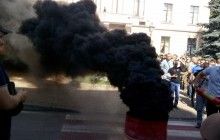 У Тернополі під міськрадою підпалили димову шашку, протестуючи проти запуску у місті торф'яних котелень (фоторепортаж)