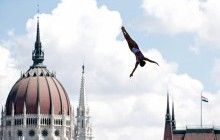 В Будапешті прямо на тлі парламенту проходять змагання зі стрибків у воду з екстремальної висоти (фоторепортаж)