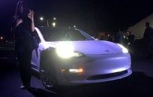 Tesla передала власникам ключі від перших 30 електромобілів нової Model 3