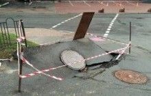 В центре Киева провалился асфальт, к оголенным кабелям может добраться вода (фото)