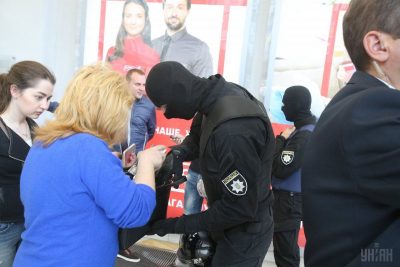 Фото Обыски в офисе холдинга ''Вести'' в БЦ ''Гулливер'' 14 июля 2017