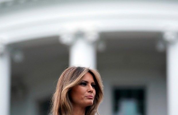 Посчастливилось встретиться с Обамой: жена Трампа не скрывала улыбки на похоронах Барбары Буш (фото)