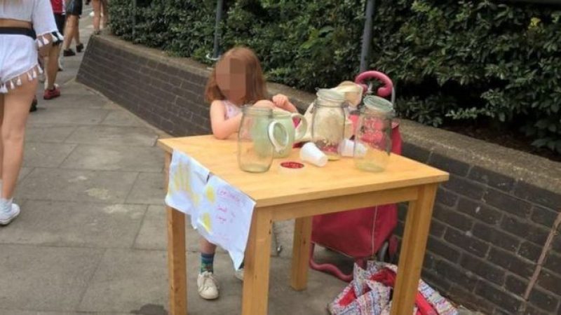 По словам отца, дочь расплакалась, когда ей запретили продавать лимонад / фото bbc.com/ANDRE SPICER По словам отца, дочь расплакалась, когда ей запретили продавать лимонад / фото bbc.com/ANDRE SPICER