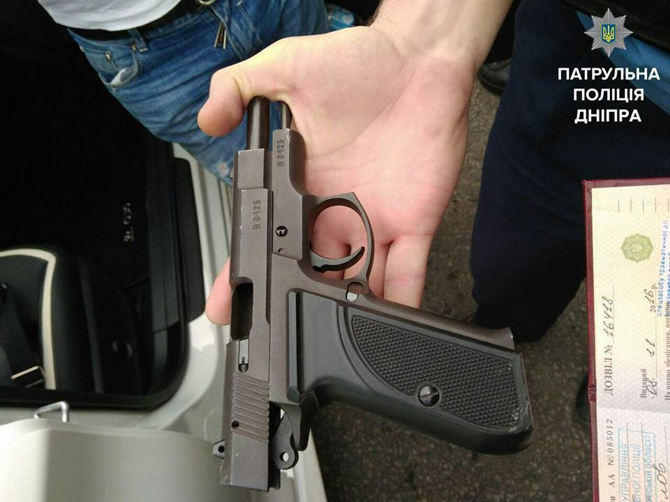 Затриманий має дозвіл на зброю / facebook.com/police.gov.ua Затриманий має дозвіл на зброю / facebook.com/police.gov.ua