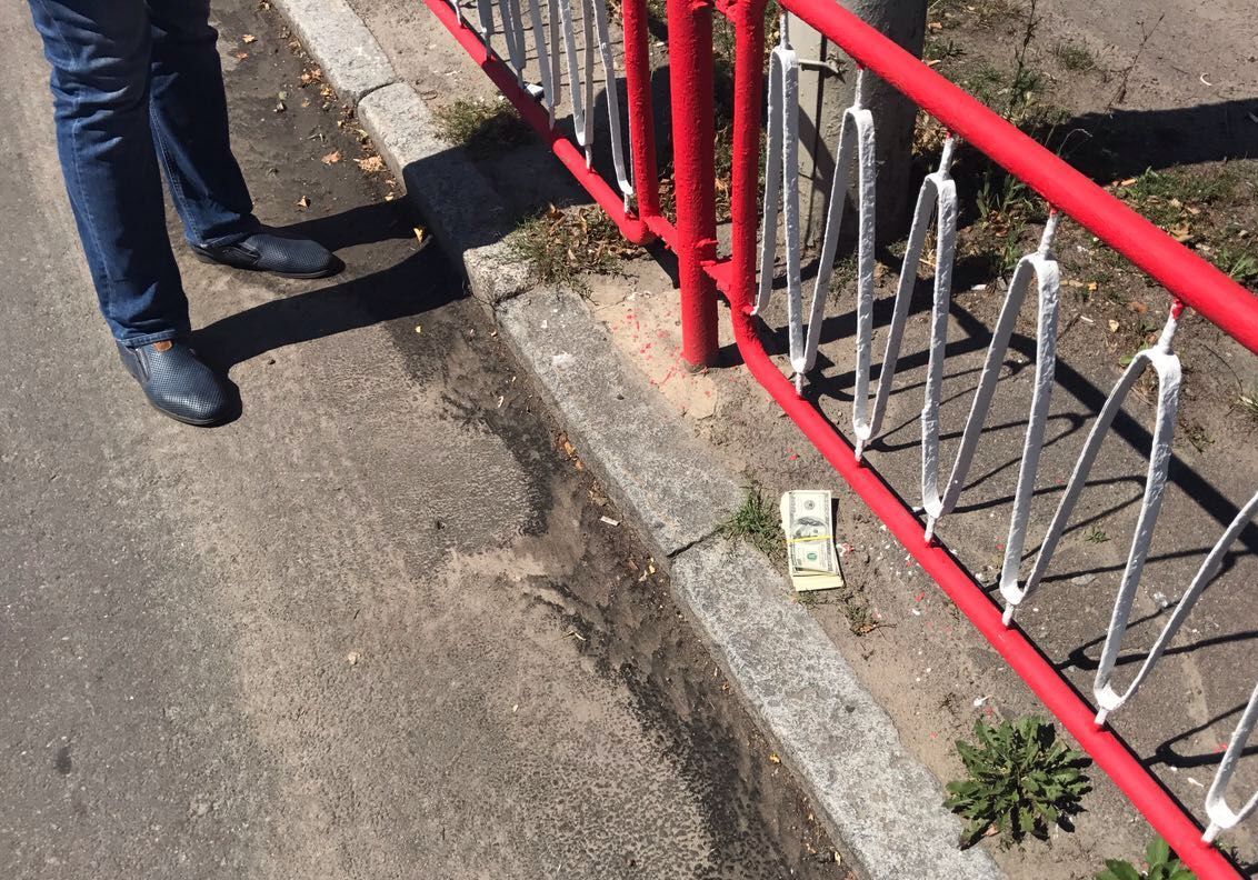 В Бердичеве на взятке в $5 тысяч задержали двух руководителей больницы при колонии (фото) В Бердичеве на взятке в $5 тысяч задержали двух руководителей больницы при колонии (фото)