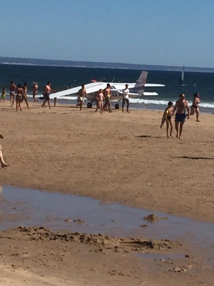 Літак приземлився на пляж / фото twitter.com/omalestafeito