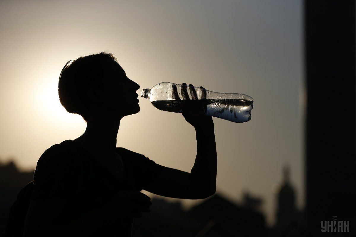 Медики советуют много пить воды / фото УНИАН