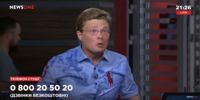Семченко облили водою в прямому ефірі / Скріншот Семченко облили водою в прямому ефірі / Скріншот