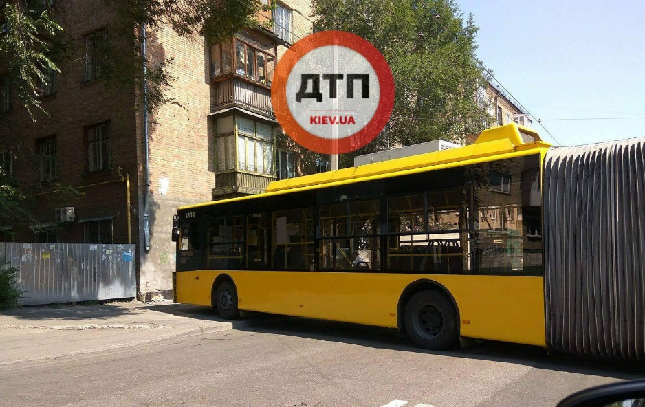 В Киеве троллейбус на скорости влетел в стену жилого дома (фото) В Киеве троллейбус на скорости влетел в стену жилого дома (фото)
