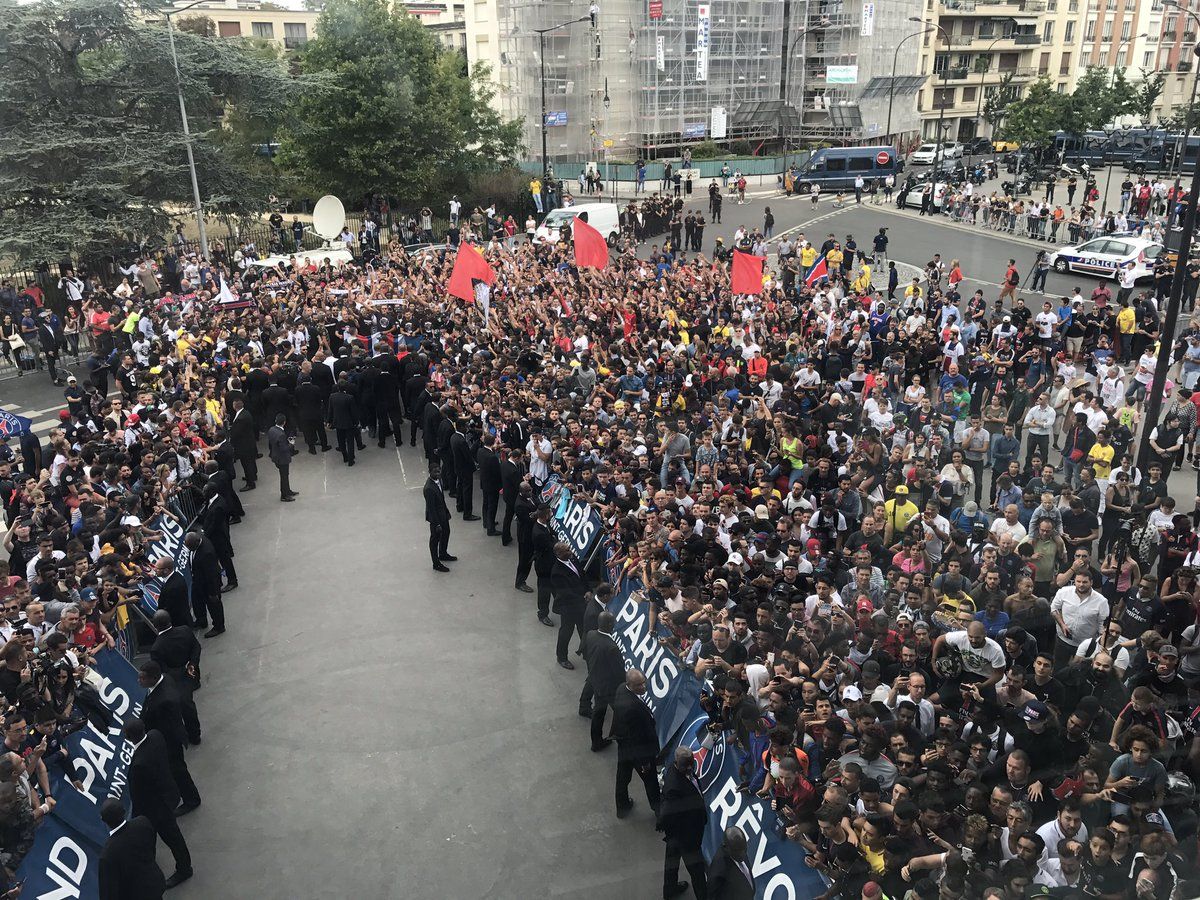 Фанати ПСЖ вистоюють величезні черги за футболками Неймара / twitter.com/PSG Фанати ПСЖ вистоюють величезні черги за футболками Неймара / twitter.com/PSG