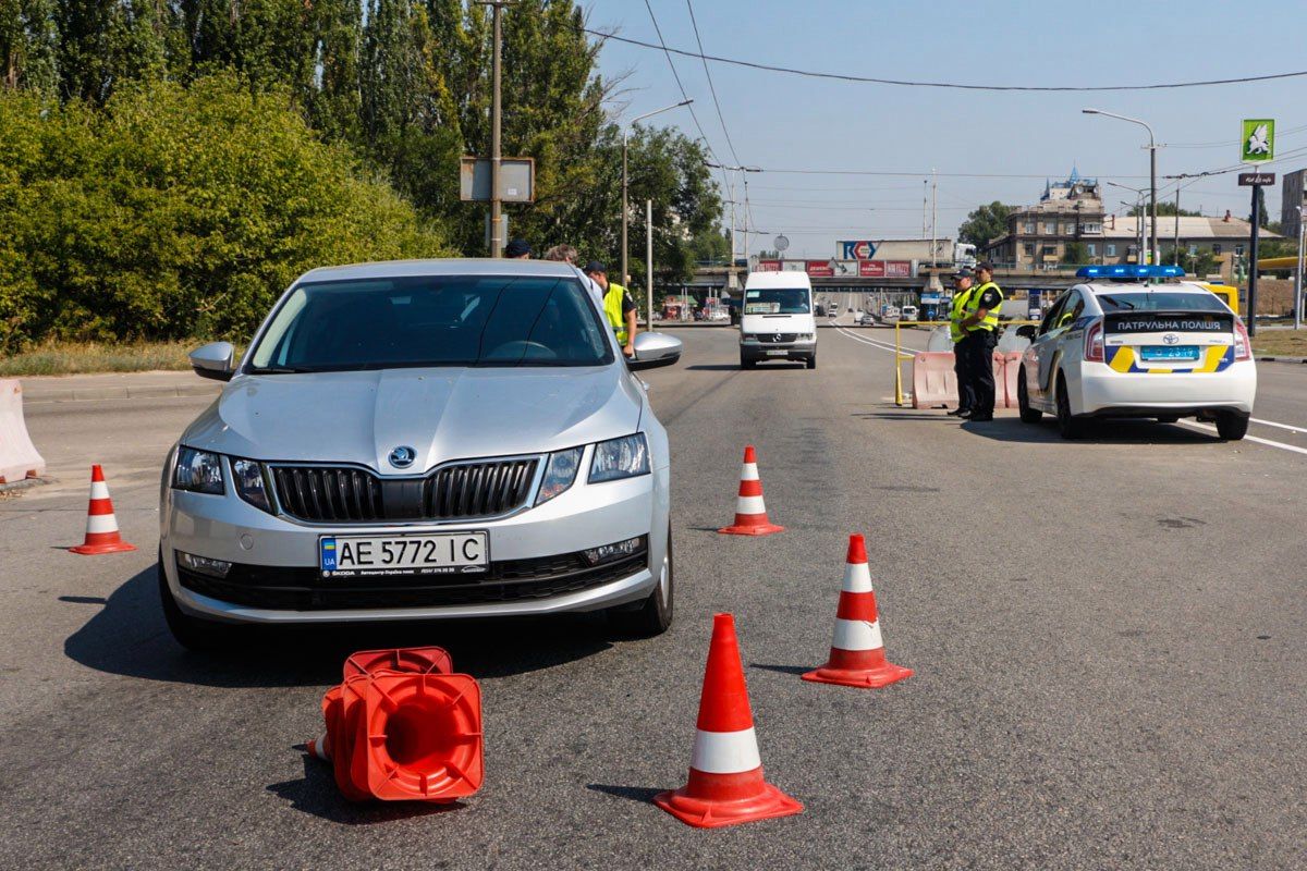 ДТП в Днепре: шофёр на легковушке наехал на патрульного ДТП в Днепре: шофёр на легковушке наехал на патрульного