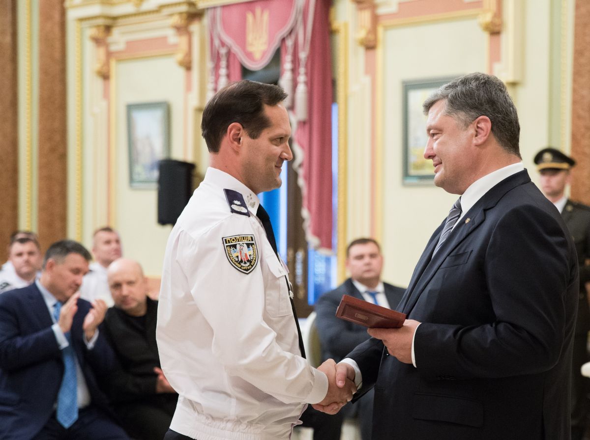 Президент нагородив поліцейських / фото president.gov.ua Президент нагородив поліцейських / фото president.gov.ua