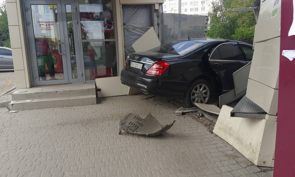 В Харькове иностранная машина протаранила остановку: Один погибший, трое пострадавших В Харькове иностранная машина протаранила остановку: Один погибший, трое пострадавших