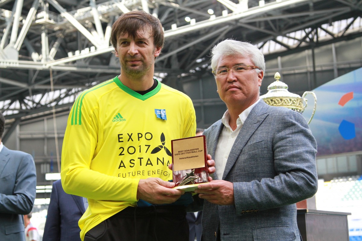 Шовковський був визнаний кращим воротарем Турніру легенд / football24.ua Шовковський був визнаний кращим воротарем Турніру легенд / football24.ua