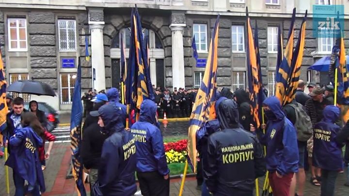 Несколько десятков активистов Несколько десятков активистов