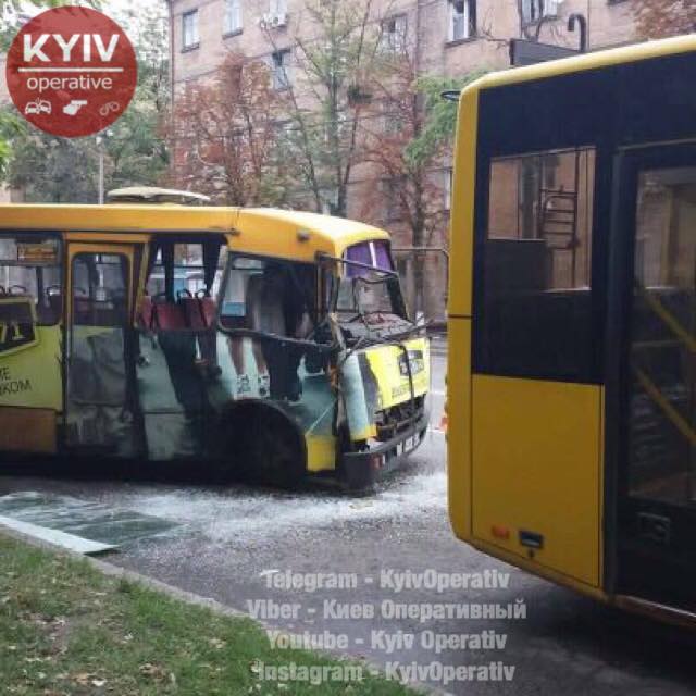 Маршрутка зыткнулася з тролейбусом / фото Facebook Маршрутка зыткнулася з тролейбусом / фото Facebook