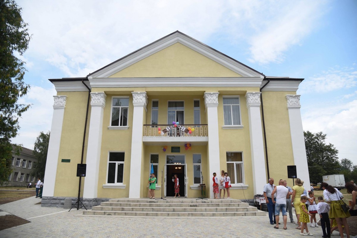 На Тернопільщині відкрили відремонтований будинок культури / фото УНІАН На Тернопільщині відкрили відремонтований будинок культури / фото УНІАН