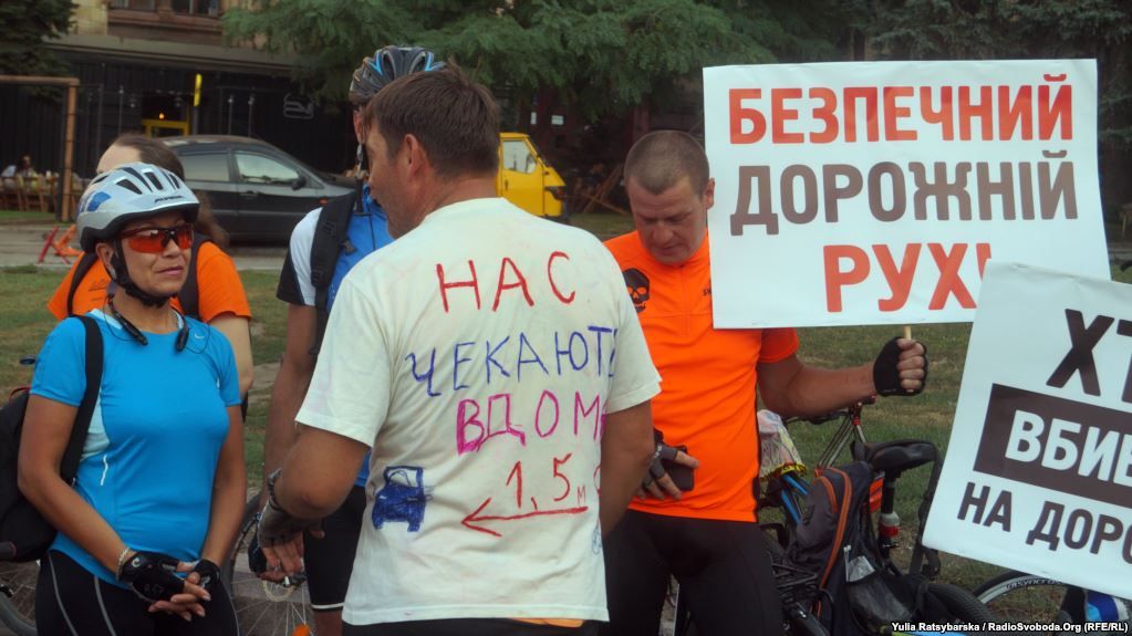У Дніпрі велосипедисти влаштували 'лежачий протест' (фото) У Дніпрі велосипедисти влаштували 'лежачий протест' (фото)