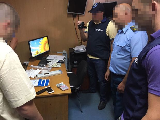 Затримані на хабарі митники виявилися громадянами іншої країни / фото npu.gov.ua Затримані на хабарі митники виявилися громадянами іншої країни / фото npu.gov.ua
