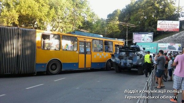 Зіткнення тролейбуса та БРДМ / фото Нацполіція Тернопільскої області Зіткнення тролейбуса та БРДМ / фото Нацполіція Тернопільскої області