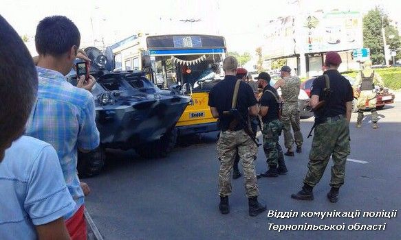 Зіткнення тролейбуса та БРДМ / фото Нацполіція Тернопільскої області Зіткнення тролейбуса та БРДМ / фото Нацполіція Тернопільскої області