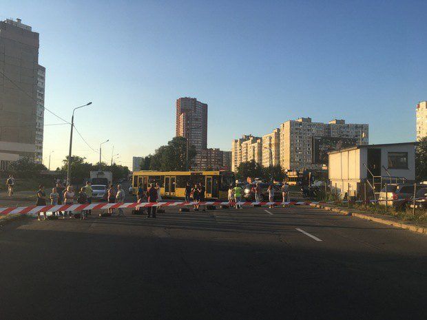 Зараз протест на перехресті вул. Ревуцького – вул. Ахматової – вул. Тростянецька триває / фото narodna-pravda.ua Зараз протест на перехресті вул. Ревуцького – вул. Ахматової – вул. Тростянецька триває / фото narodna-pravda.ua