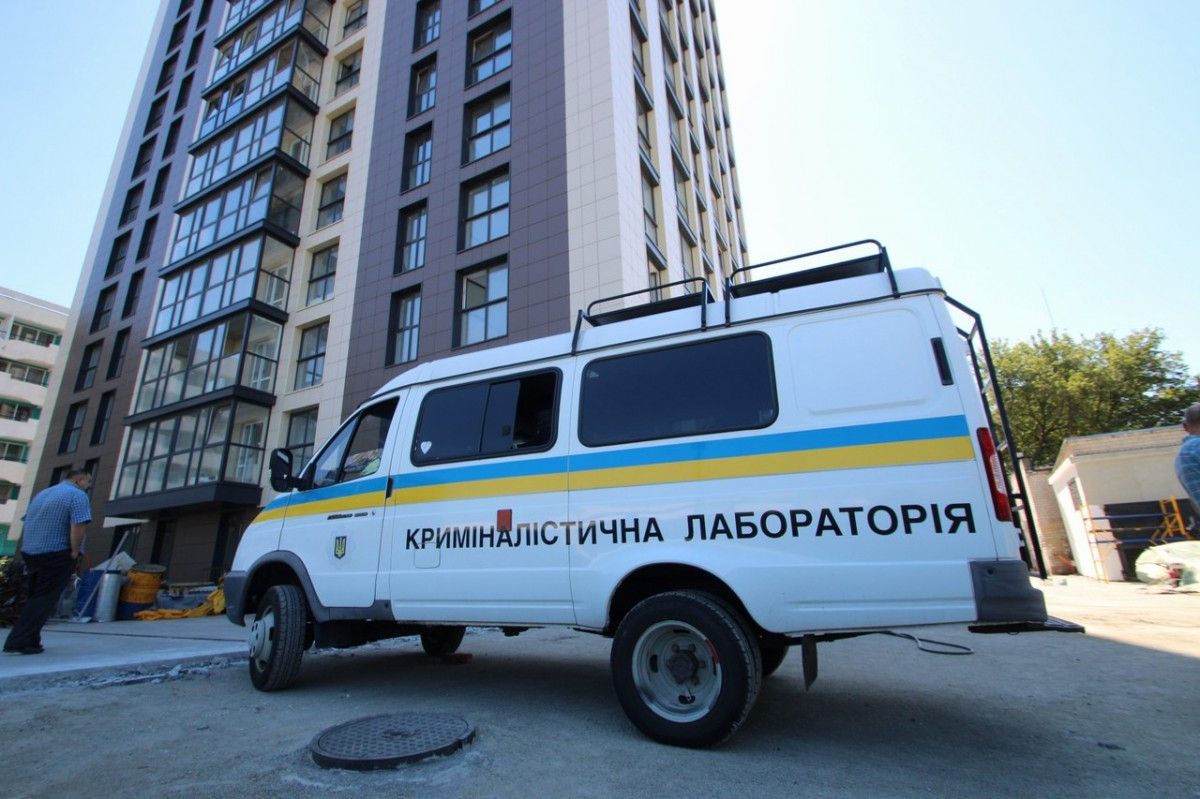 На месте происшествия нашли около 10 гильз калибром 9 миллиметров / фото informator.dp.ua На месте происшествия нашли около 10 гильз калибром 9 миллиметров / фото informator.dp.ua