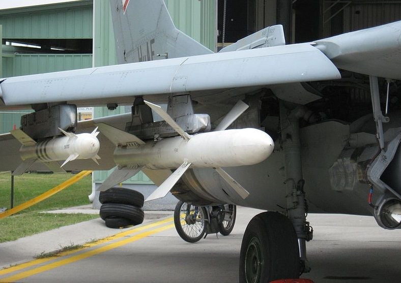 R-27 air-to-air missile (on the right) / Photo from UNIAN