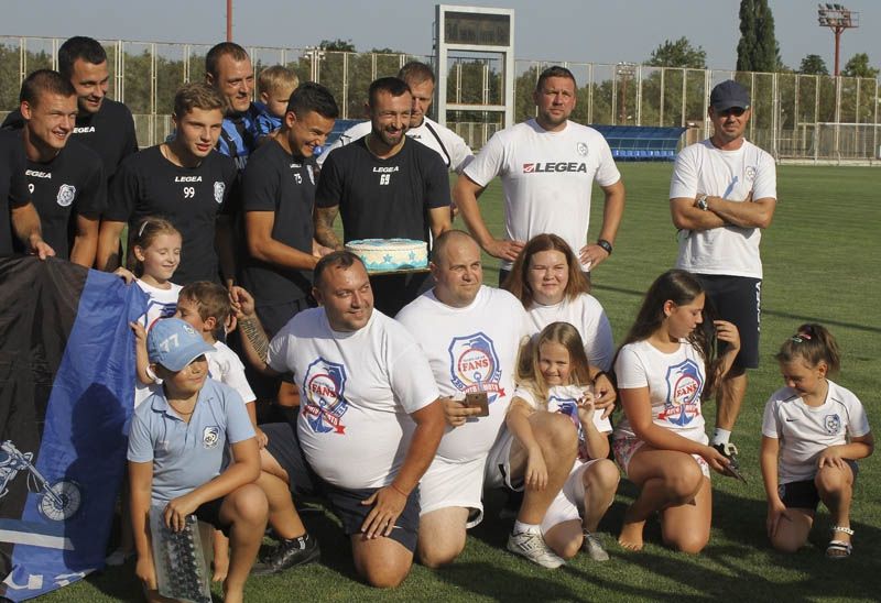 Фанати вручили гравцям одеської команди торт / chernomorets.odessa.ua Фанати вручили гравцям одеської команди торт / chernomorets.odessa.ua