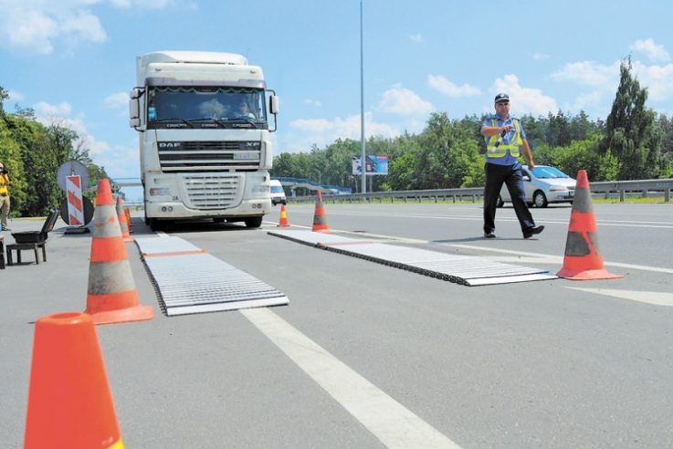 По мнению эксперта, грузовые авто должны платить за проезд больше / фото kordon.in.ua