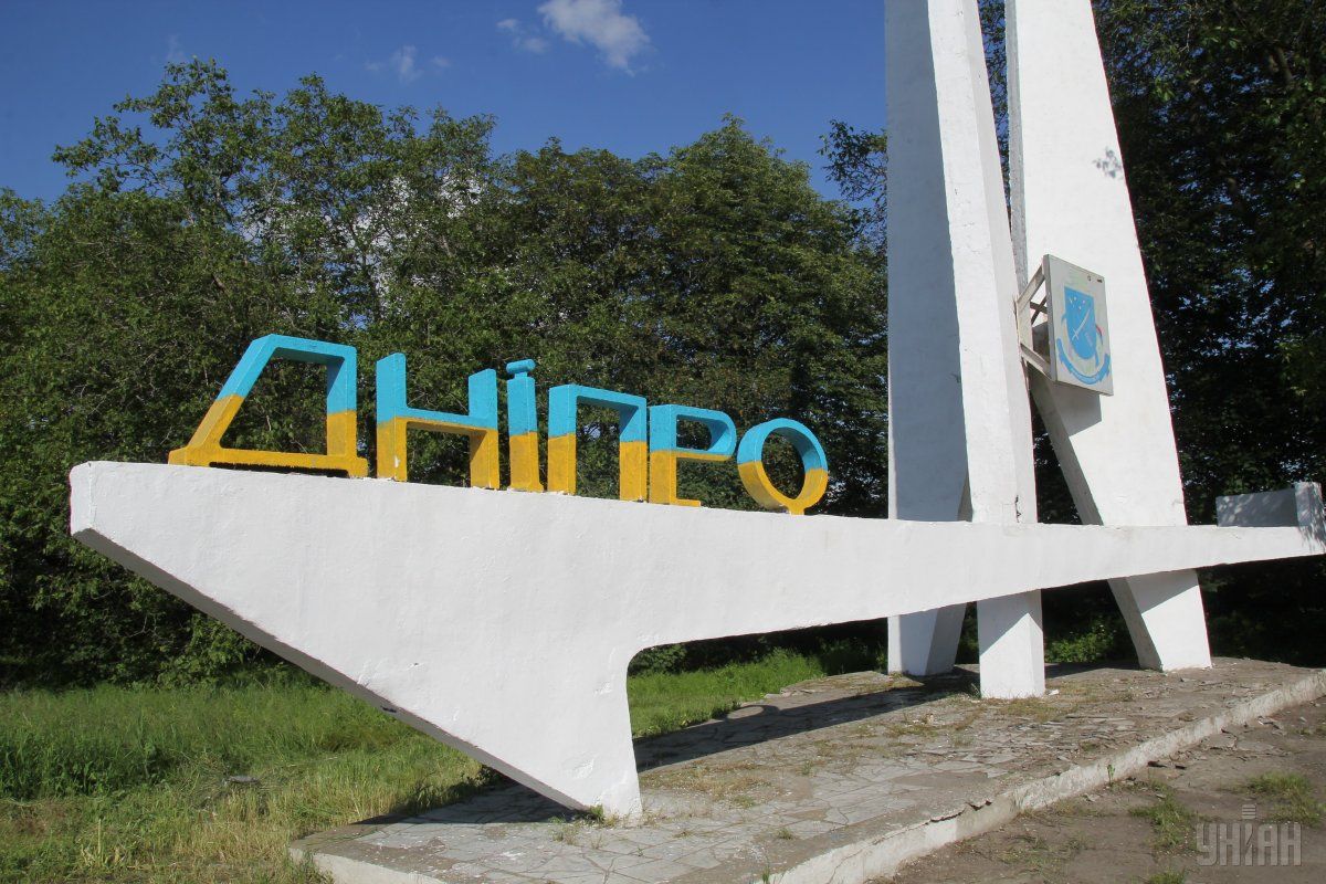 У Дніпрі демонтують засклені балкони з історичних будівель / фото УНІАН У Дніпрі демонтують засклені балкони з історичних будівель / фото УНІАН