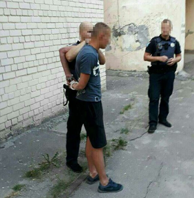 Мужчина пил пиво на лавочке во дворе дома / Полиция Днепропетровской области Мужчина пил пиво на лавочке во дворе дома / Полиция Днепропетровской области