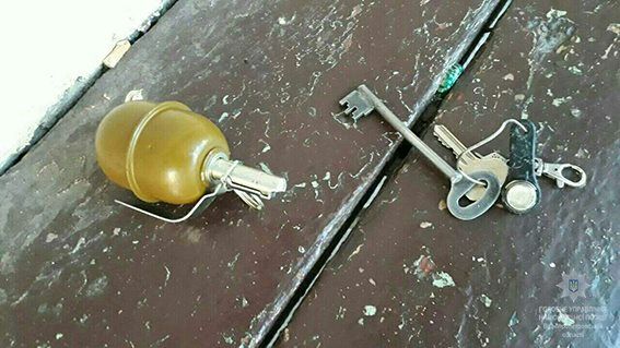 На Дніпропетровщині затримано чоловіка, який вирішив похизуватися перед дівчиною бойовою гранатою / фото поліція Дніпропетровської області На Дніпропетровщині затримано чоловіка, який вирішив похизуватися перед дівчиною бойовою гранатою / фото поліція Дніпропетровської області
