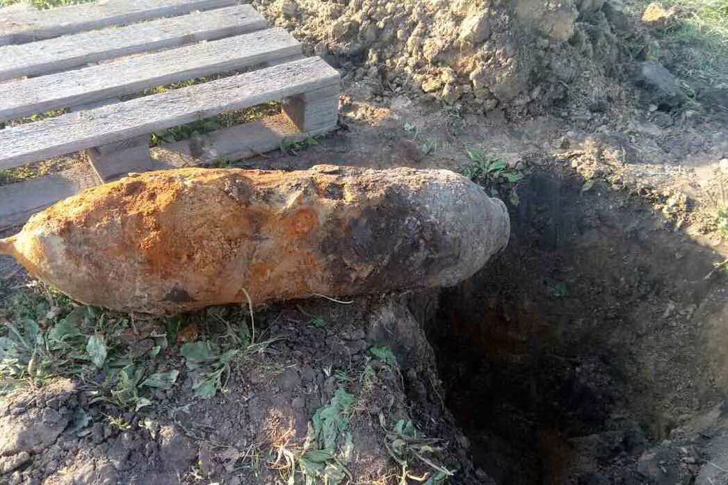 Авіабомбу виявили в селищі Верхній Салтів / фото kharkiv.dsns.gov.ua Авіабомбу виявили в селищі Верхній Салтів / фото kharkiv.dsns.gov.ua