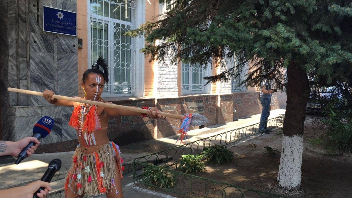 В Печерське управління поліції дівчина прийшла з списом в руках / Страна.иа В Печерське управління поліції дівчина прийшла з списом в руках / Страна.иа