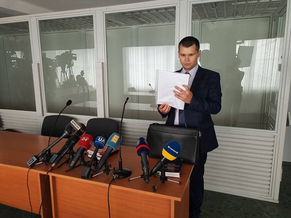 Судді пішли до кімнати для нарад для винесення рішення за клопотанням Мешечка / фото Newsone.ua Судді пішли до кімнати для нарад для винесення рішення за клопотанням Мешечка / фото Newsone.ua