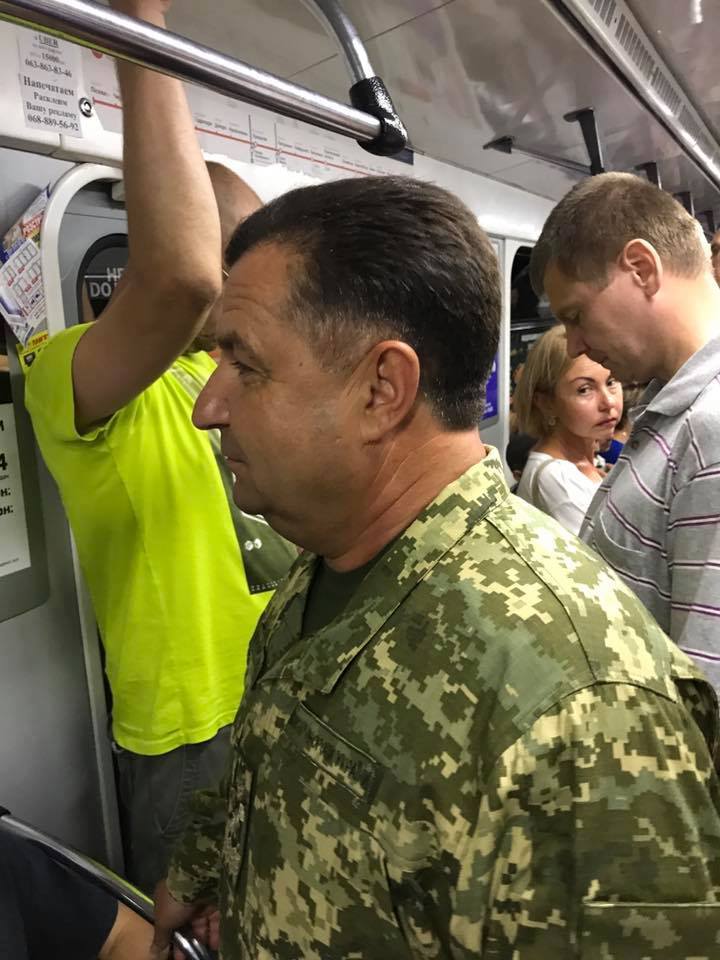 На Крещатике частично перекрывали движение / Киевский метрополитен На Крещатике частично перекрывали движение / Киевский метрополитен
