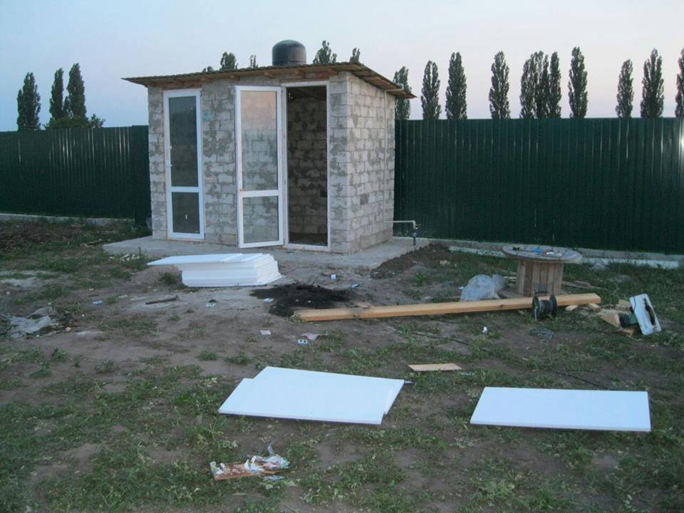Молоде подружжя знайшли у своїй недобудованої вбиральні дерев'яну хлібницю / прес-служба управління Нацполиции в Київській області Молоде подружжя знайшли у своїй недобудованої вбиральні дерев'яну хлібницю / прес-служба управління Нацполиции в Київській області