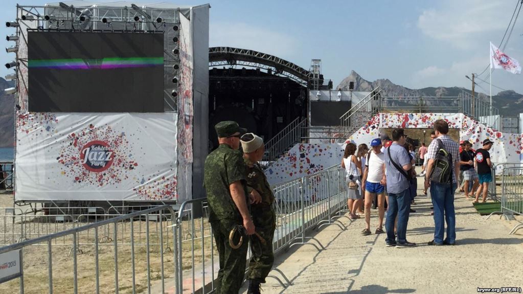 Club des Belugas вже не вперше виступає в окупованому Криму / Крим.Реалії Club des Belugas вже не вперше виступає в окупованому Криму / Крим.Реалії
