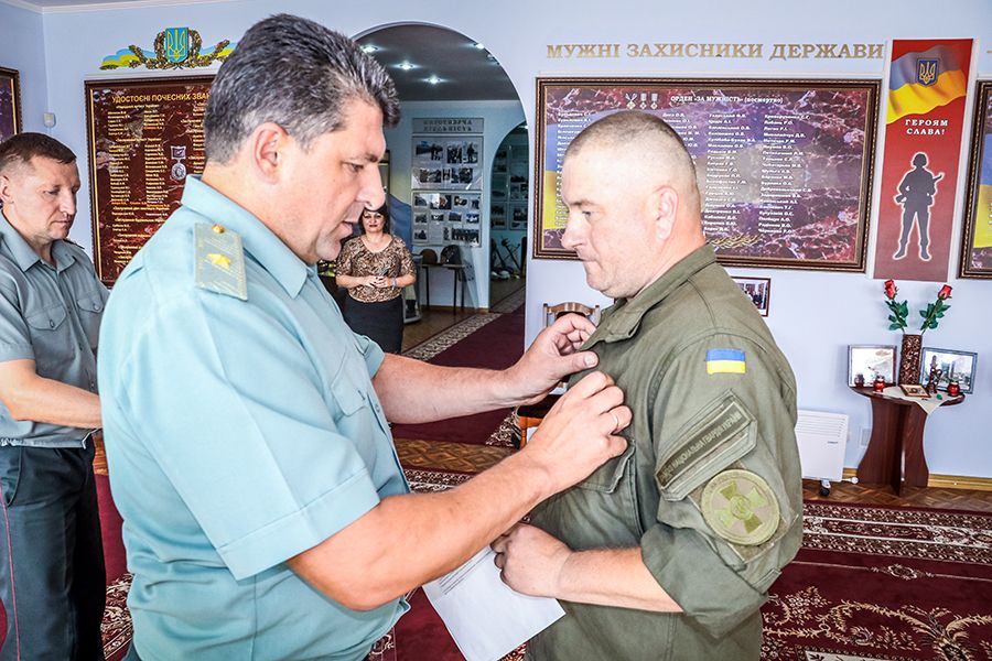 Отець Андрій – перший з капеланів, який отримав посвідчення учасника бойових дій / фото ngu.gov.ua Отець Андрій – перший з капеланів, який отримав посвідчення учасника бойових дій / фото ngu.gov.ua