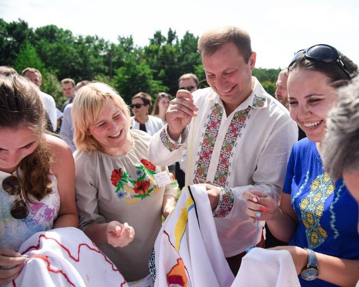 Полотно з вишитою територією Тернопільщини передали до Львова / фото: прес-служба тода Полотно з вишитою територією Тернопільщини передали до Львова / фото: прес-служба тода