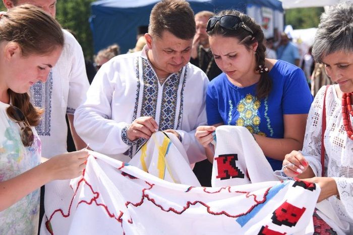 Полотно з вишитою територією Тернопільщини передали до Львова / фото: прес-служба тода Полотно з вишитою територією Тернопільщини передали до Львова / фото: прес-служба тода
